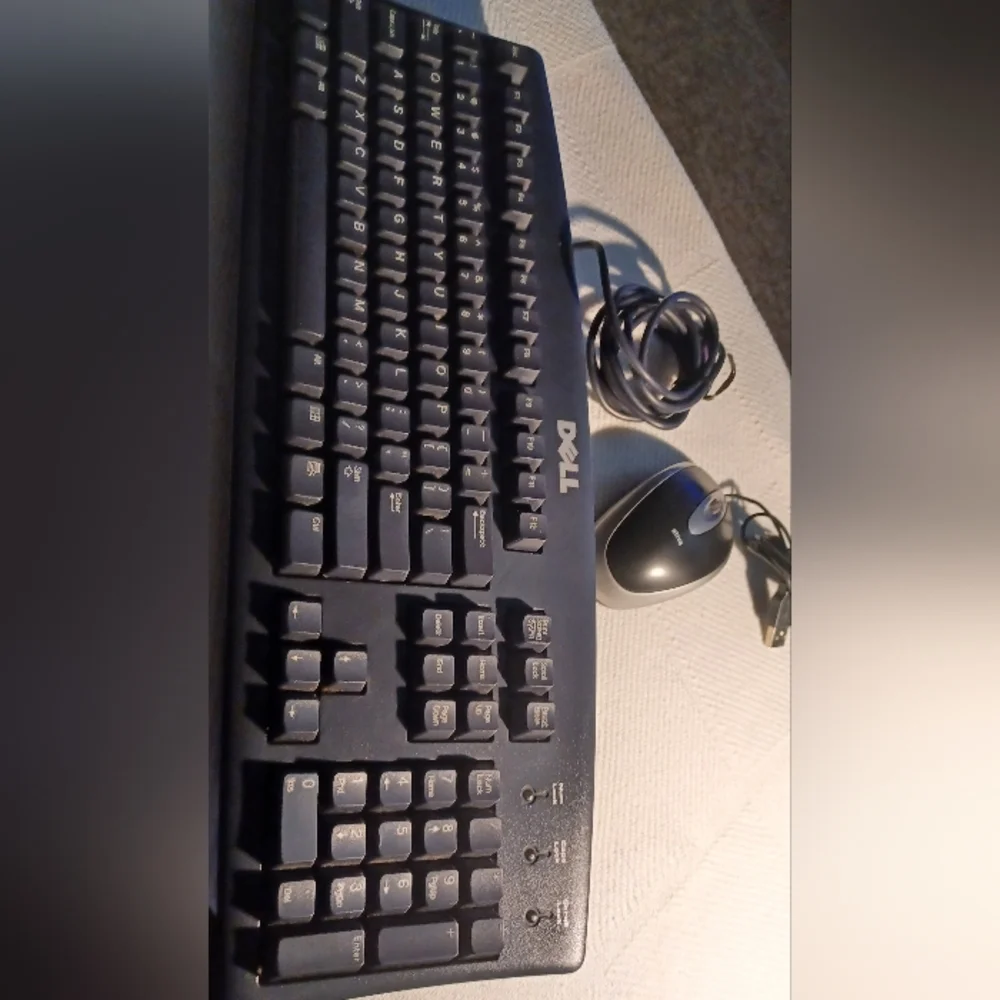 Dell computer model SK8110, black keyboard (Pre-owned) in like new condition.
